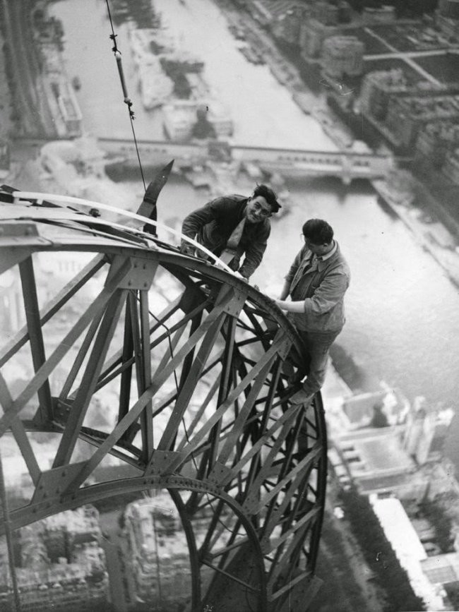 Замена проводов на Эйфелевой башне. 1937 год.