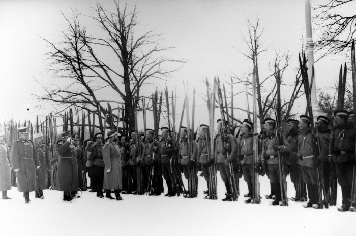 Император Николай II и солдаты-лыжники Лейб-гвардейского Измайловского полка в Царском селе. 9 февраля 1914 года.