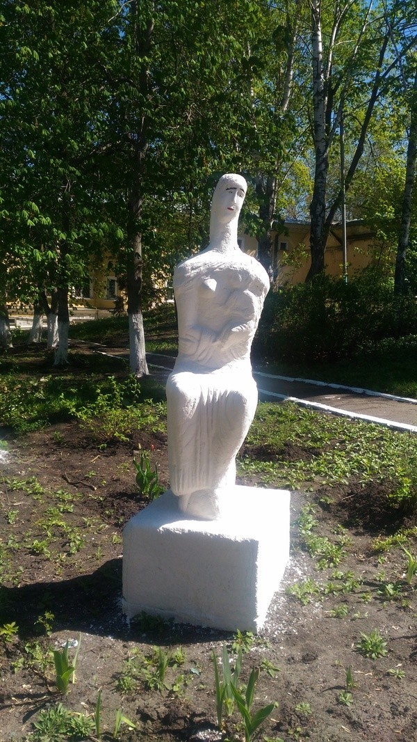 Эта скульптура находится на территории городской больницы №2. Сразу видно, что в городе есть художественное училище и архитектурный университет 