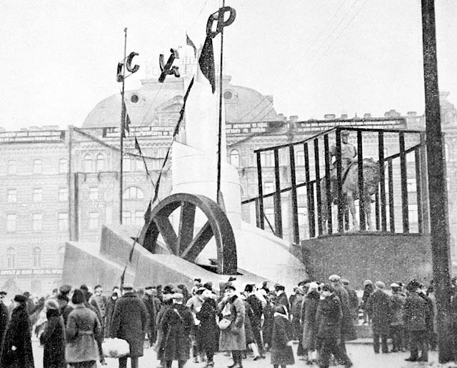 Памятник императору Александру III в клетке, Ленинград, 1927 год.
