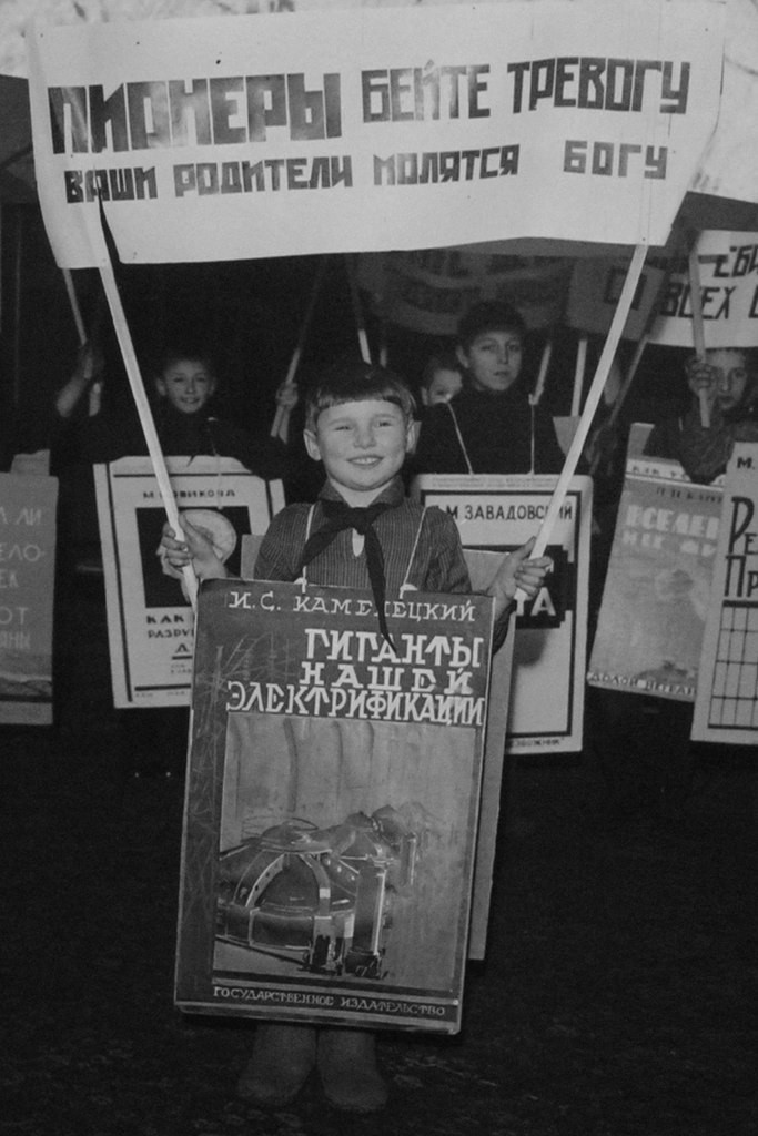 Детская антирелигиозная демонстрация. РСФСР. СССР. 1920-е