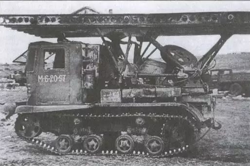 Оставленная при отступлении установка БМ-13 на базе гусеничного скоростного тягача СТЗ-5 НАТИ из состава 5-го гвардейского полка реактивной артиллерии. Номер машины: «М-6-20-97». Юго-Западное направление, конец мая 1942 года.