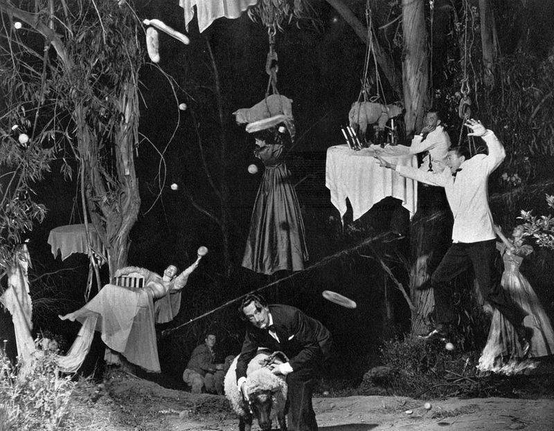 Сальвадор Дали, сюрреалист во время работы, 1950-е.