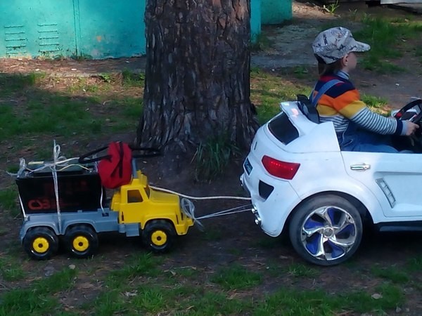 Житель ОбьГЭСа решил проблему энергоснабжения детской машины