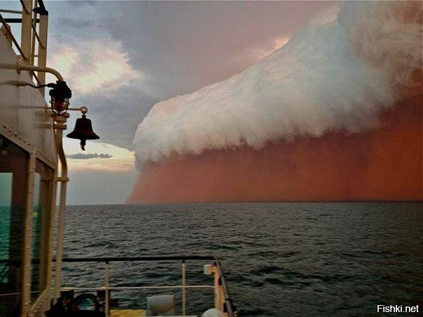Пыльная буря в Индийском океане неподалеку от Онслоу, Австралия