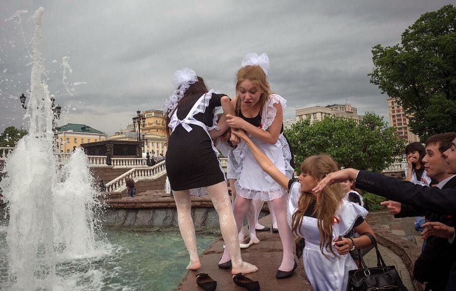 Нетрезвые люди купаются в городских фонтанах