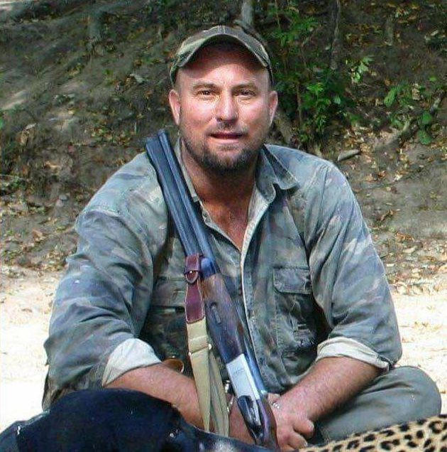 Теунис Бота был профессиональным охотником на крупных диких животных и организатором сафари