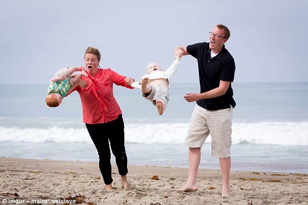 Неудачная попытка сделать милые семейные фото на пляже 