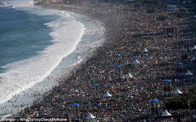 Оптическая иллюзия: если долго смотреть на пляж Рио-де-Жанейро в Бразилии, можно увидеть свободное место