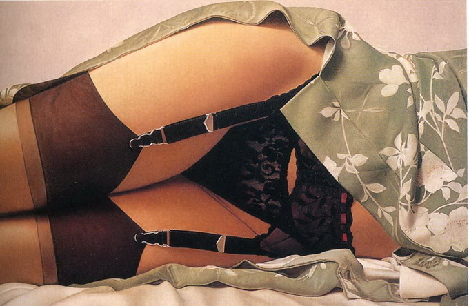 Этот художник рисует только фотреалистичные картины нижней части женского тела в нижнем белье