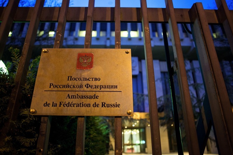 Франция отказалась защищать российских дипломатов