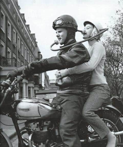 Шлем, позволяющий мотоциклисту общаться с пассажиром