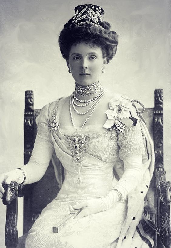 Принцесса Алиса, графиня Атлонская англ. Princess Alice, Countess of Athlone, при рождении Алиса Мэри Виктория Августа Полин англ. Alice Mary Victoria Augusta Pauline; 25 февраля 1883 — 3 января 1981) — член британской королевской семьи.