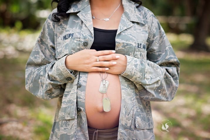 Трогательный снимок беременной и ее мужа-военного