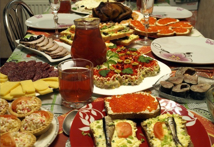  2. Еды на праздник или к приходу гостей готовится намного больше, чем нужно.
