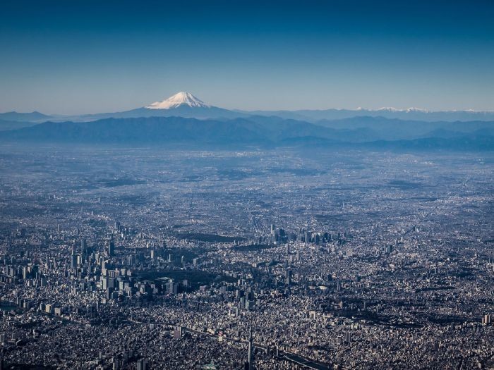 17. Токио на фоне горы Фудзи Внизу по центру виднеется Tokyo Skytree — самая высокая телебашня в мире (634 м)