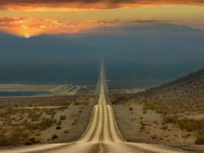 14. Длинная дорога в Долине смерти, Калифорния, США.