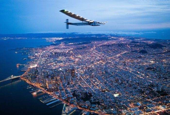 5. Самолет на солнечных батареях Solar Impulse 2 летит над Сан-Франциско. На перелет из штата Гавайи в Калифорнию ушло почти трое суток. 