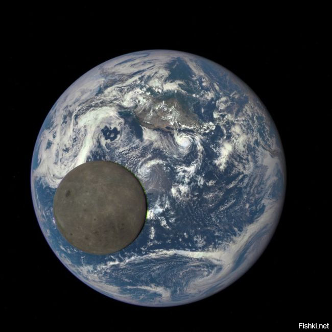 Луна на фоне Земли, фото сделано с корабля DSCOVR с расстояния 1,5 миллиона к...