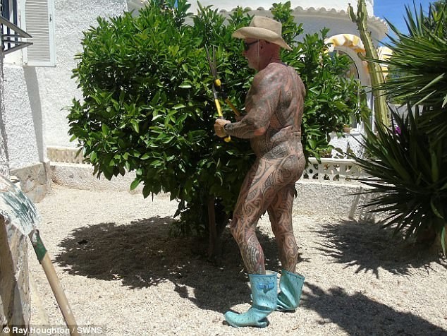 60-летний бодибилдер за год покрыл все свое тело татуировками