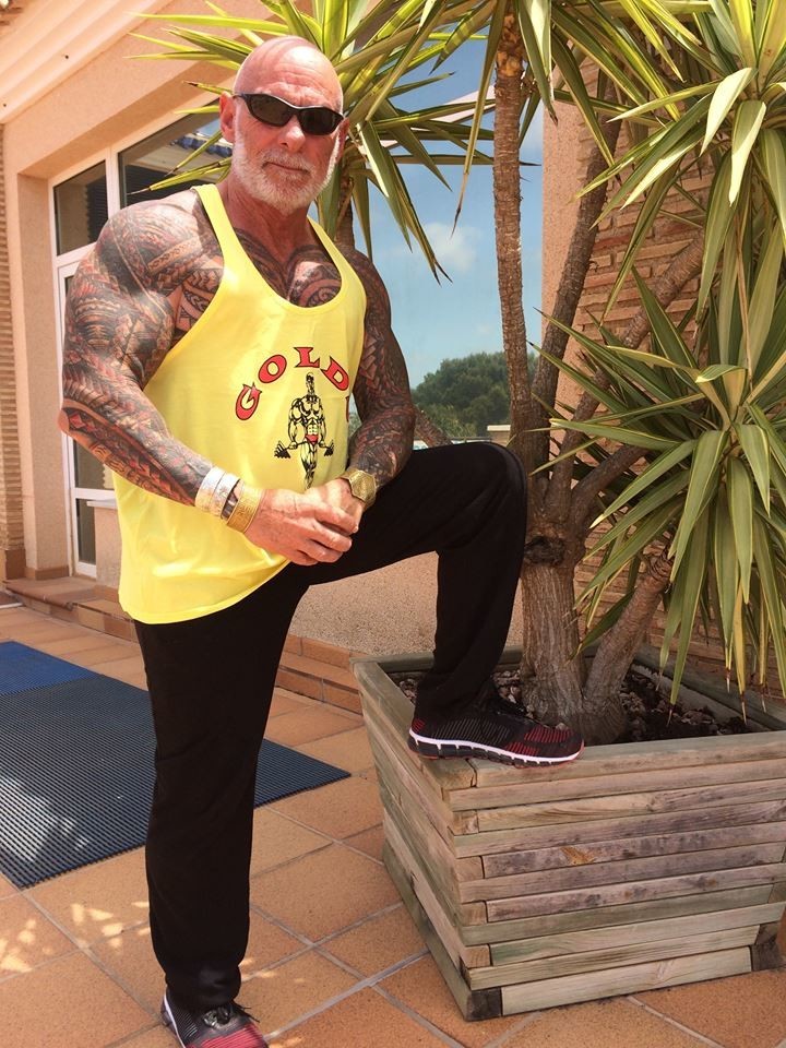 60-летний бодибилдер за год покрыл все свое тело татуировками