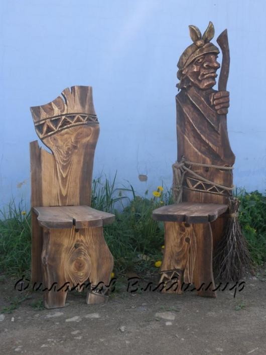 Резные стулья и изделия из древесины.