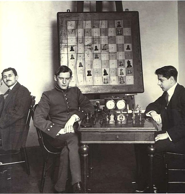 12. А. Алехин и Х.Р. Капабланка на шахматном турнире 1914 год. 