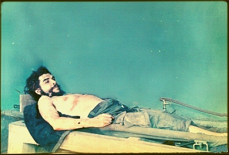 17. Мертвый Че Гевара в Боливии. Снимок сделан оперативником ЦРУ 10 октября 1967 года. 