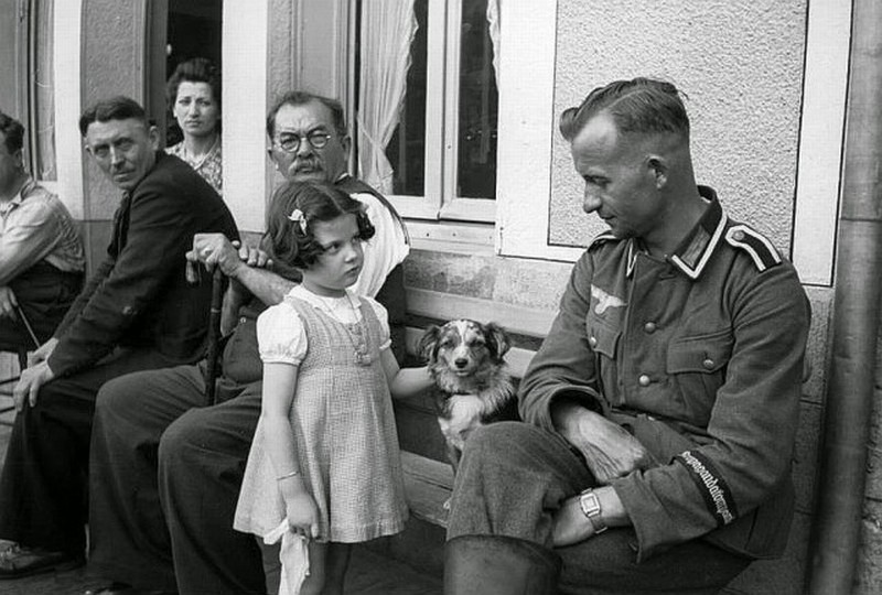 20. Французская девочка с недоверием разглядывает немецкого солдата, 1941. 