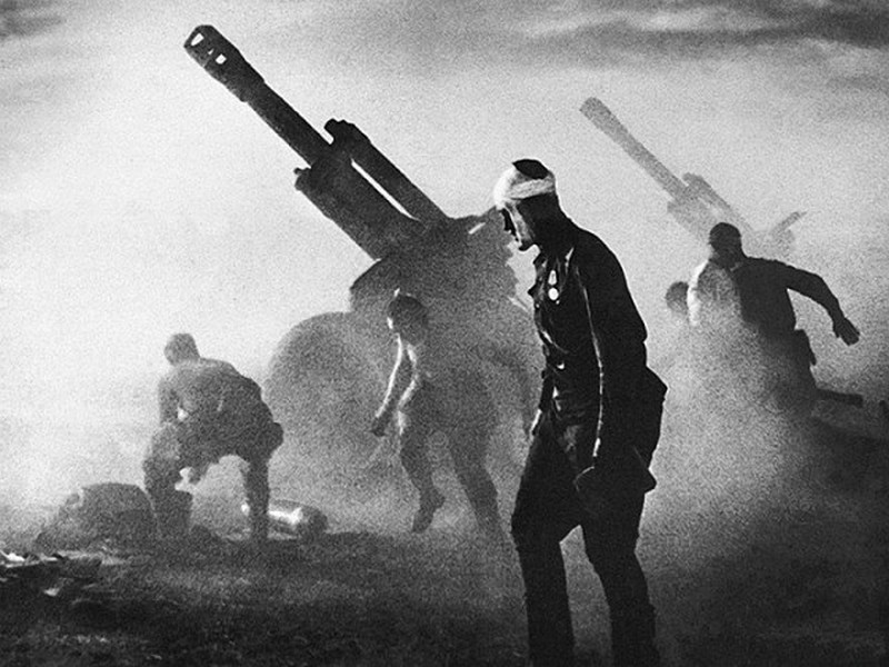 24. Батарея 152-мм гаубиц бьет по фашистам во время операции по освобождению Беларуси, 1944 год.