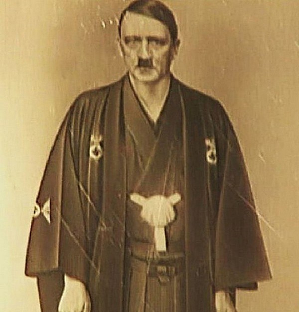 18. Фотография Адольфа Гитлера, на которой он одет в японское кимоно.Снимок вероятно был сделан 25 ноября 1936 года во время подписания пакта между нацисткой Германией и императорской Японией. 