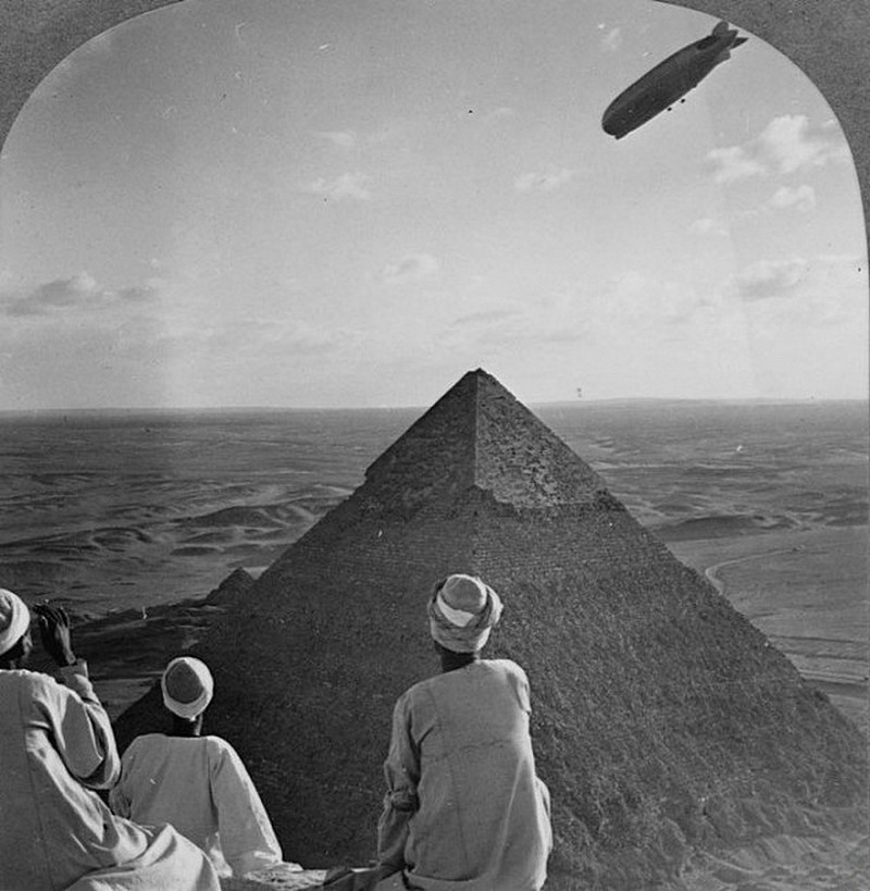 10. Дирижабль над пирамидами, 1931. 