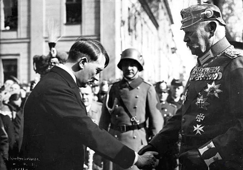 23. Гитлер приветствует Пауля Людвига Ганса Антона фон Бенекендорф унд фон Гинденбурга, рейхспрезидента Германии. 1933. 