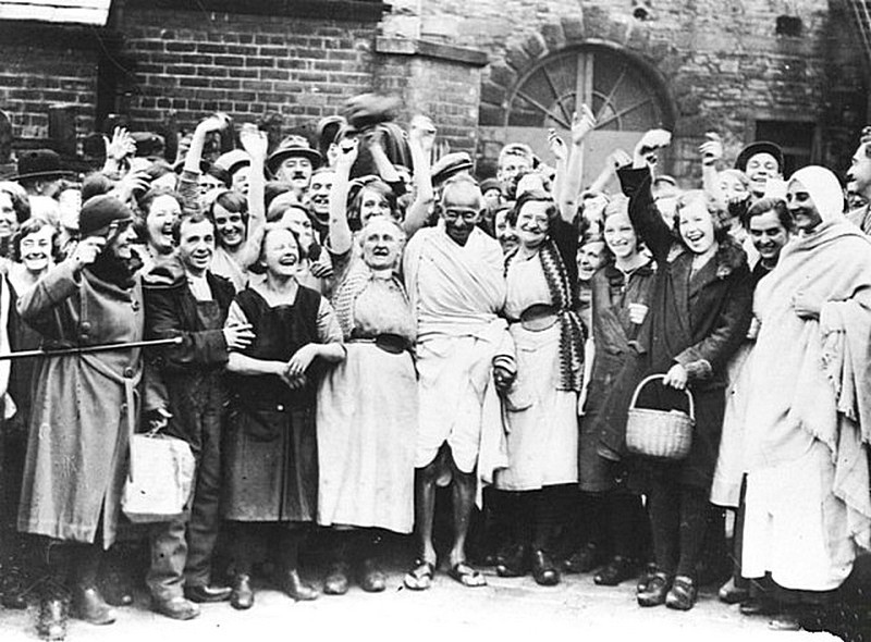 36.Махатма Ганди во время визита в Англию на текстильную фабрику. 1931. 