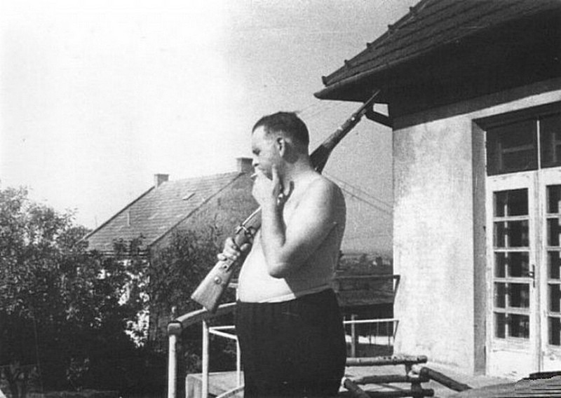 37. Начальник концлагеря Амон Гет, прототип нациста из фильма Список Шиндлера. Стоит на балконе своего дома, рассматривая заключенных на построении. Польша, 1943-44.