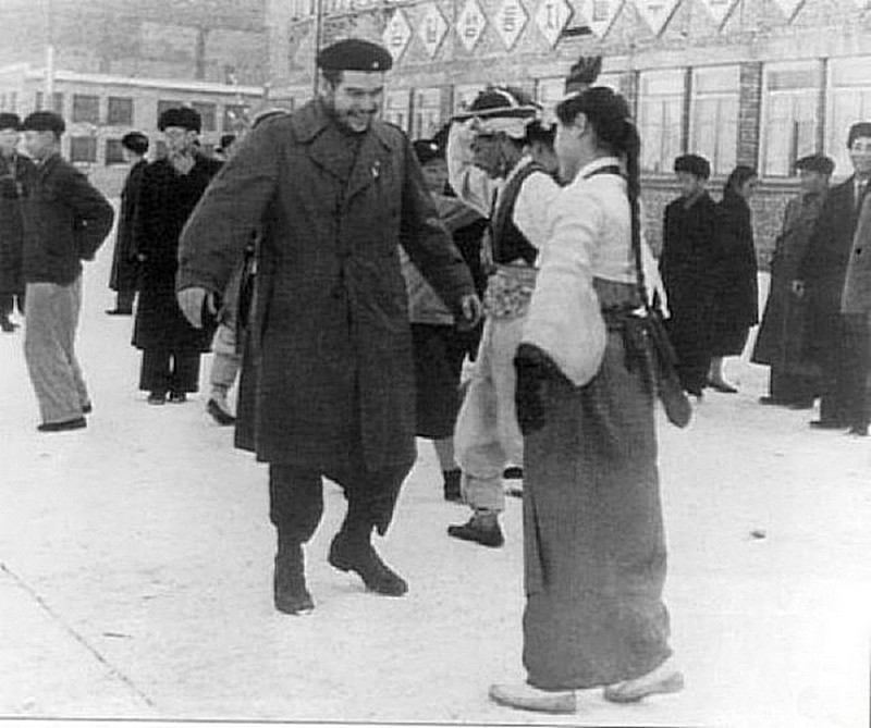 40. Че Гевара приветствует девушку в Северной Корее. 