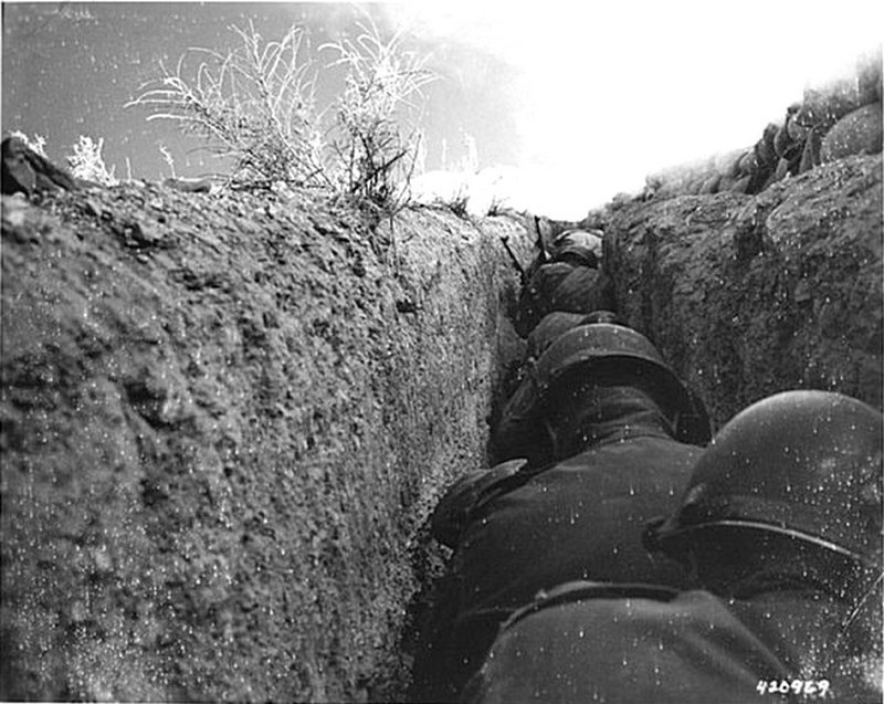 50. Американские солдаты во время испытаний ядерной бомбы мощностью 43 килотонны в тротиловом эквиваленте. Окоп вырыт в полутора километрах от эпицентра. Невада, 1953.