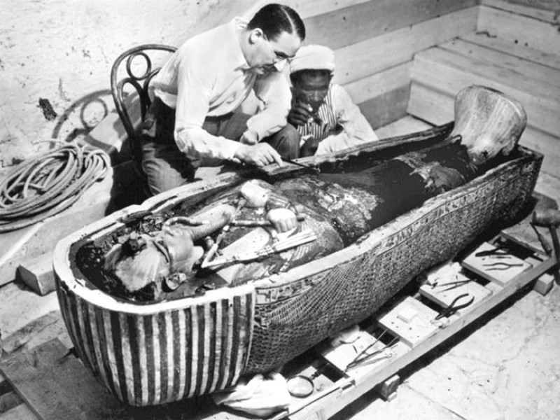 55. Исследователь Говард Картер ковыряется в саркофаге Тутанхамона, 1922. 