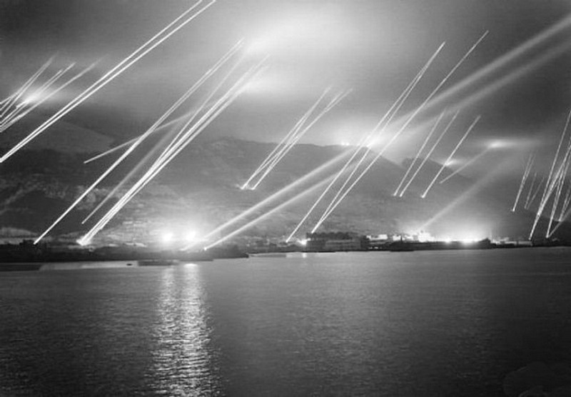 57. Прожекторы системы ПВО над Гибралтаром, 1942 год. 