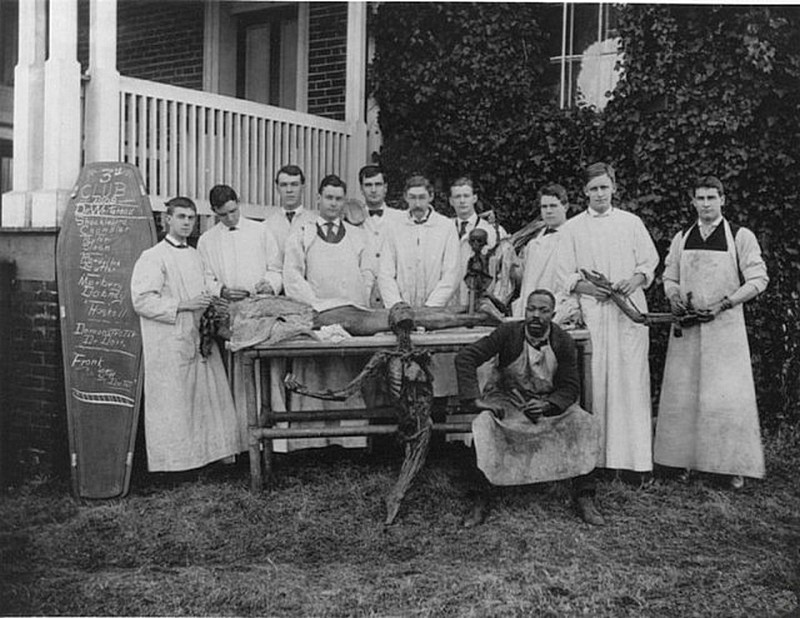 2. Студенты медицинской школы позируют. 1909. 