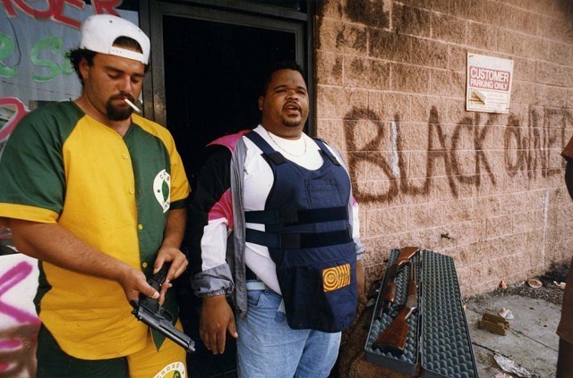  Предприниматели готовятся защищать свой магазин от мародеров во время Лос-Анджелесского бунта. штат Калифорния, США, апрель 1992 года. 
