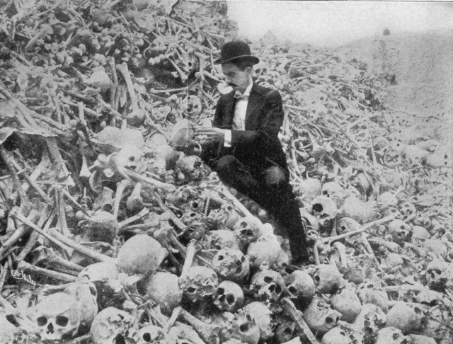  Мужчина на куче скелетов, Куба, 1896 год. 