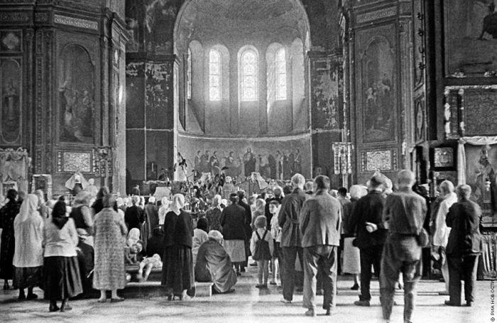 Чуть больше трех месяцев до начала оккупации Харькова немцами. Служба в одной из церквей города, 1941 