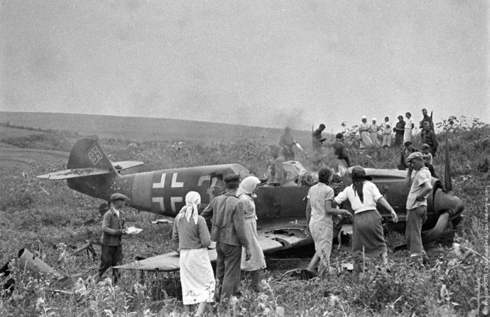 Колхозники рассматривают сбитый немецкий самолет, 1944 