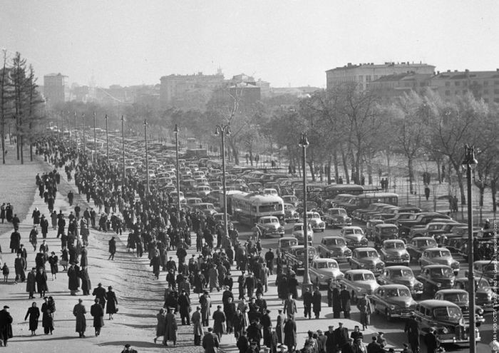 Ленинградский проспект в районе стадиона "Динамо" перед началом футбольного матча, 1949