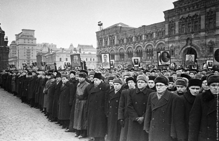 Сталин умер — кто-то плакал, кто-то радовался. Похороны вождя на Красной площади, 1953 | Фото: Петр Чернов