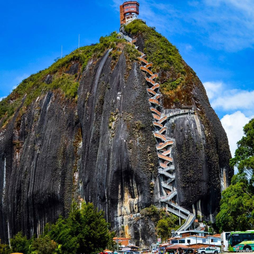 Эль Пеньон де Гуатапе (Penon de Guatape) находится около Колумбийского города...