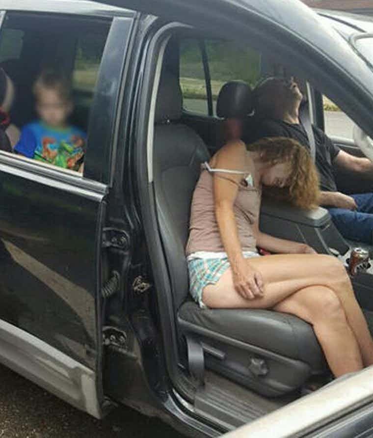 Передознувшиеся наркоманы в автомобиле, на заднем сиденье которого находится 4-летний мальчик