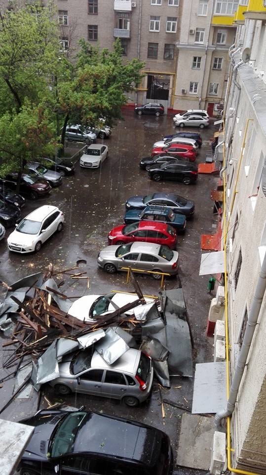 Иногда крыши падали прямо на припаркованные около домов автомобили 