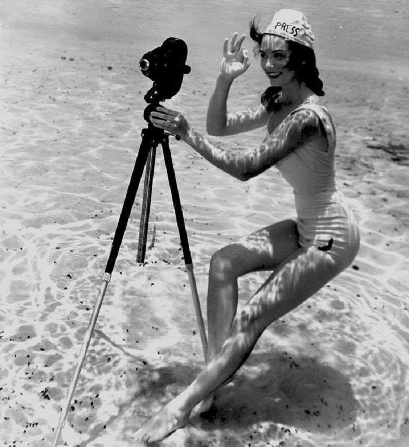 Снимки девушек под водой.Сложно поверить, но эти фотографии были сняты в 1938 году